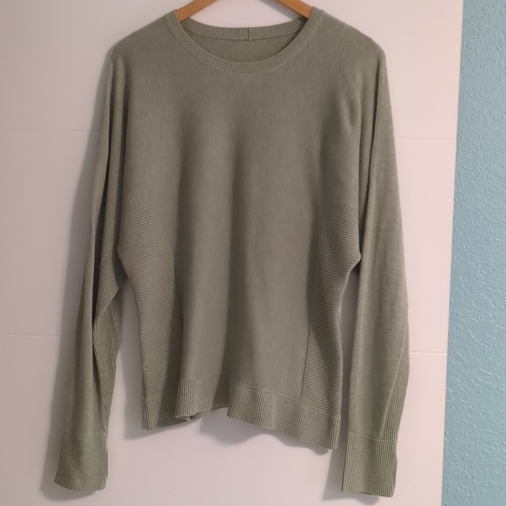 Lululemon Cashlu Green Sage Crewneck Women's Sweater Sz M Athleasure Travel - Picture 5 of 9